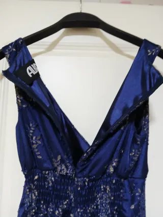 Vestido azul con detalles dorados