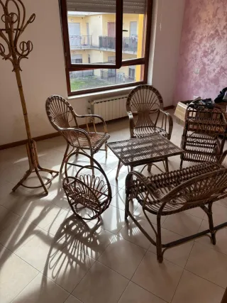Salotto in vimini: 2 poltrone, divanetto, tavolino