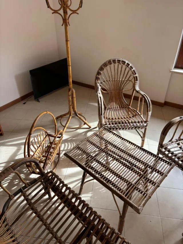Salotto in vimini: 2 poltrone, divanetto, tavolino