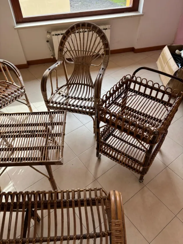 Salotto in vimini: 2 poltrone, divanetto, tavolino