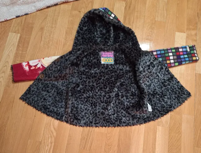 Abrigo CUSTO peludo con patrones coloridos Talla 8