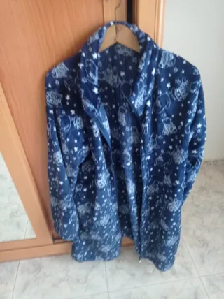 Bata de señora azul con estampado