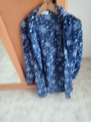 Bata de señora azul con estampado