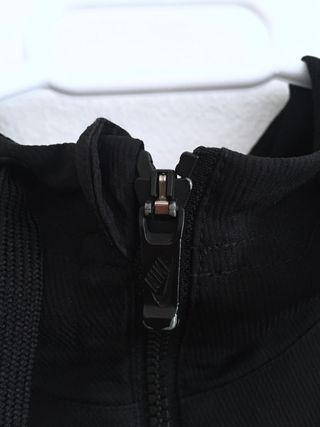 Chaqueta deportiva Nike en color negro talla M