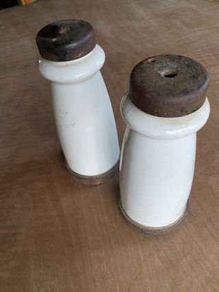 Antiche coppie di isolanti elettrici in porcellana