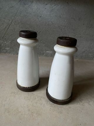 Antiche coppie di isolanti elettrici in porcellana