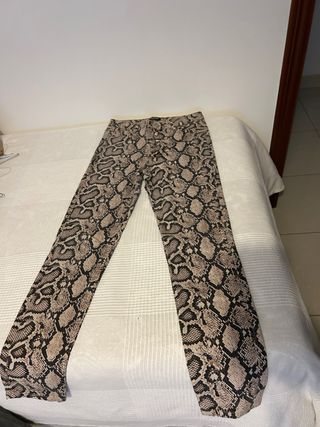 Pantalón estampado serpiente