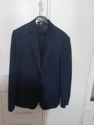 Traje azul de chico con chaleco .