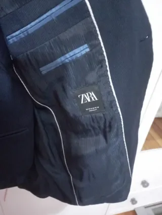 Traje azul de chico con chaleco .