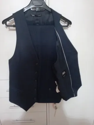 Traje azul de chico con chaleco .