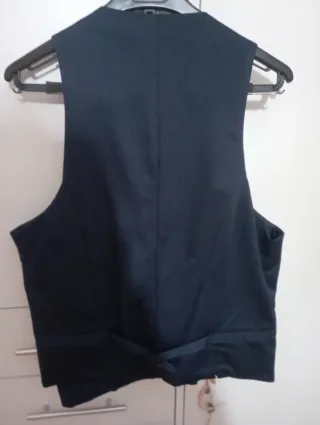 Traje azul de chico con chaleco .