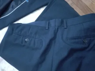 Traje azul de chico con chaleco .