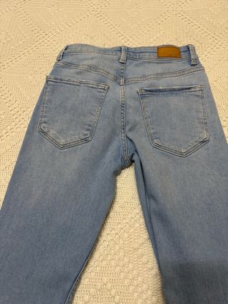 Pantalón vaquero mujer pitillo desgastado