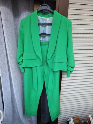 Traje verde mujer