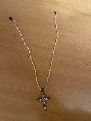 Colgante Cruz Plateada y perlas