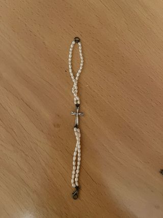 Pulsera perlas con cruz plata