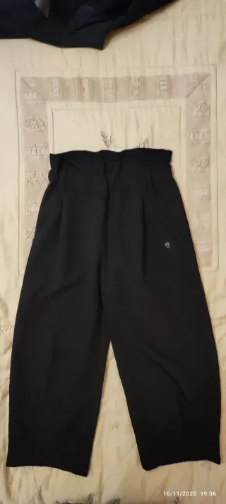 Pantaloni larghi neri con tasche a gamba dritta