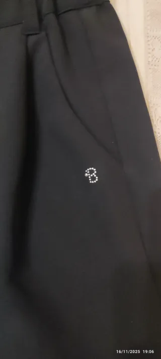 Pantaloni larghi neri con tasche a gamba dritta