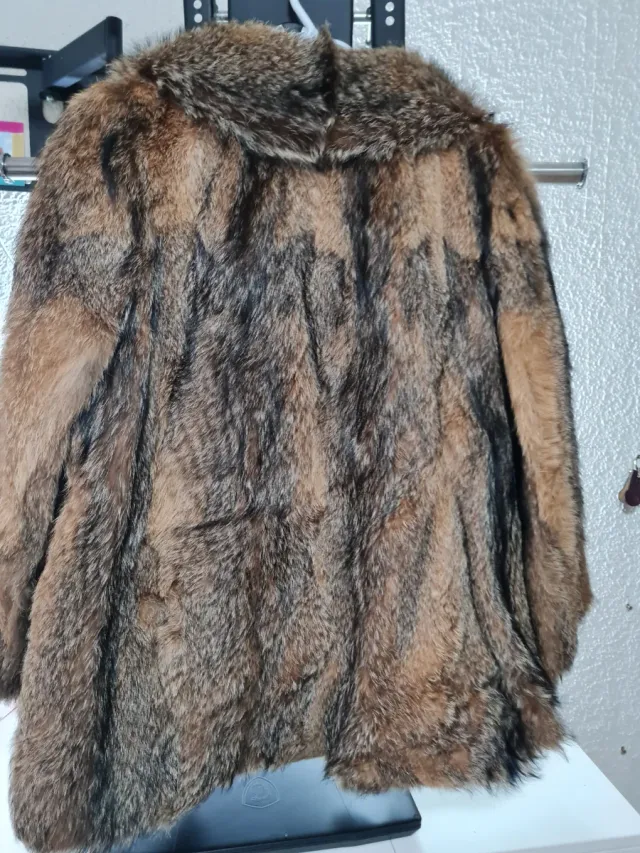 Abrigo de piel marrón y multicolor