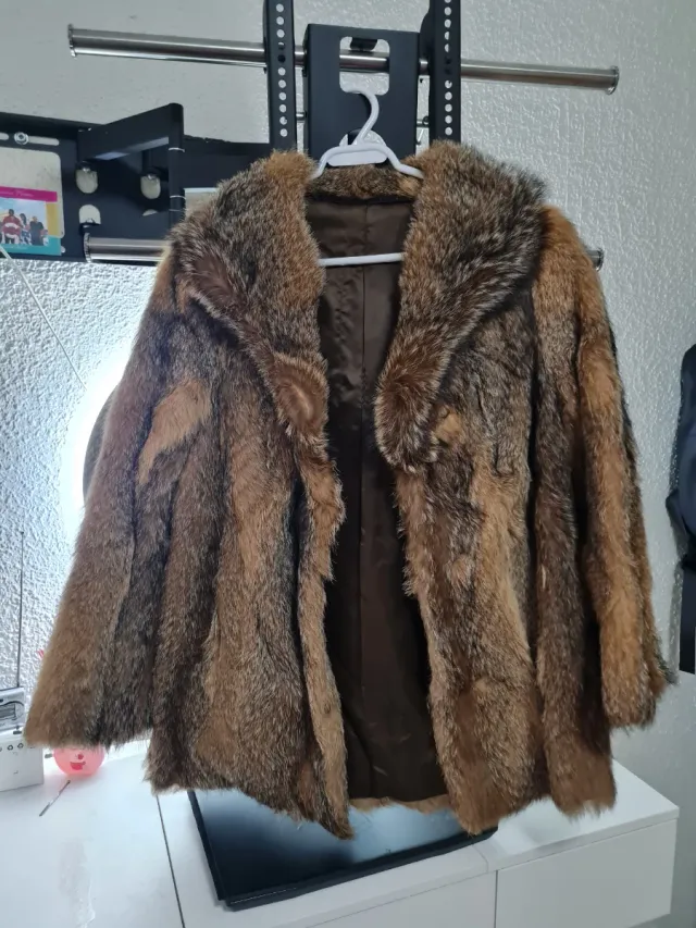 Abrigo de piel marrón y multicolor