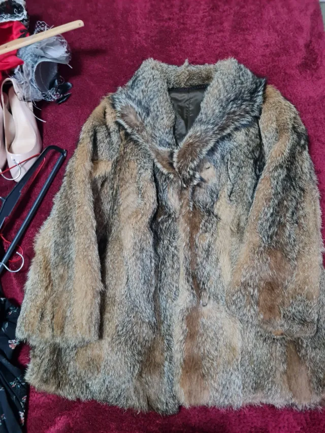 Abrigo de piel marrón y multicolor