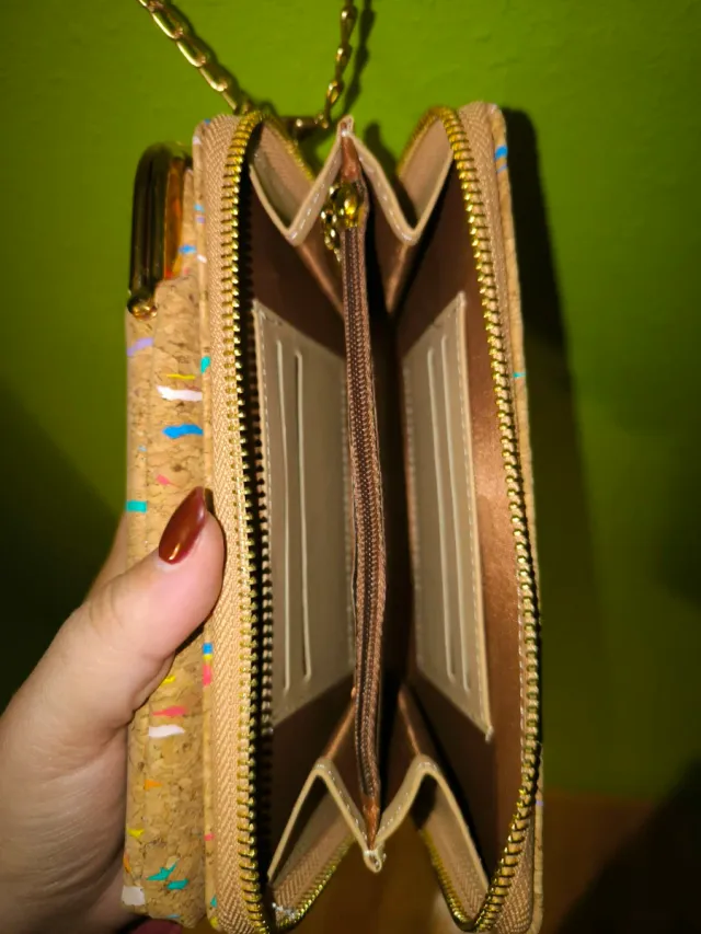 Bolso monedero efecto corcho Baellerry
