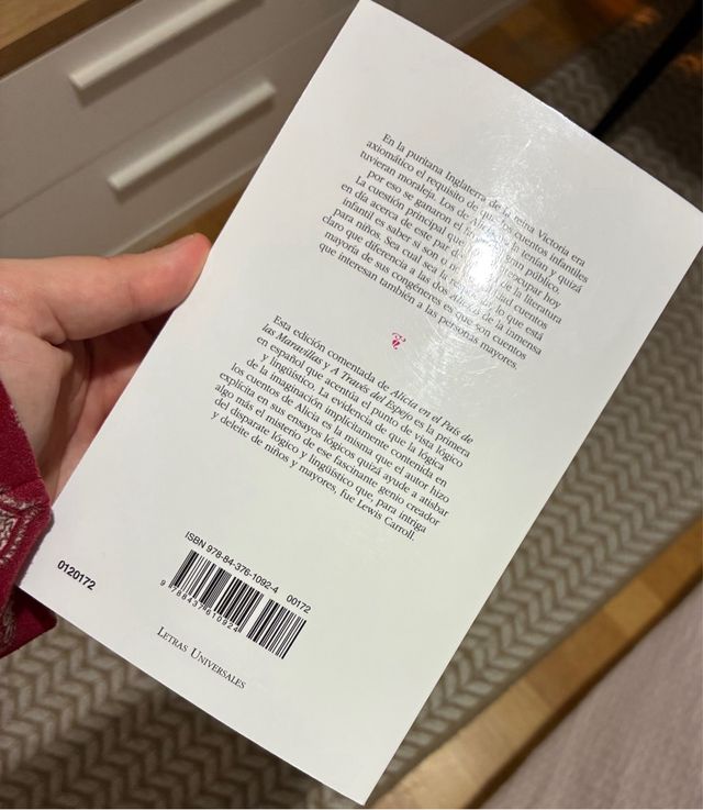 Alicia en el País de las Maravillas; A Través d...