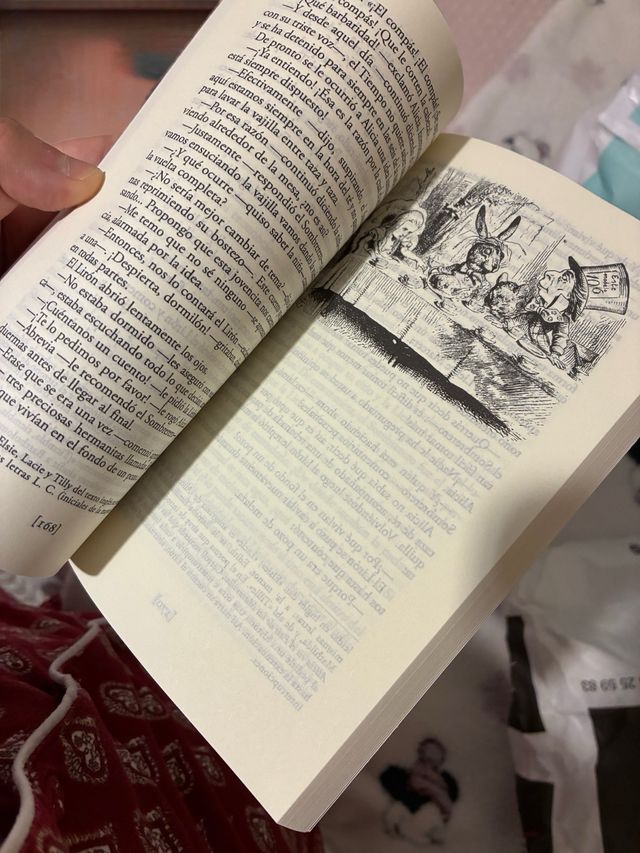 Alicia en el País de las Maravillas; A Través d...