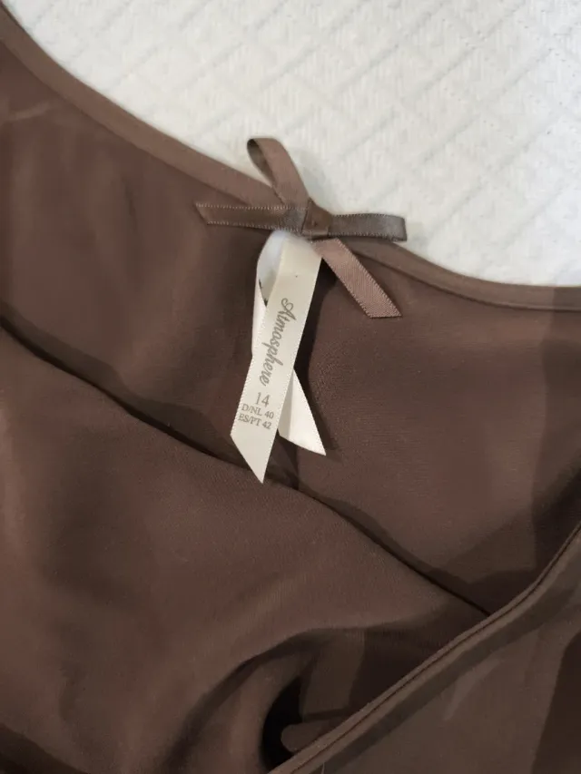 Vestido marrón asimétrico corto