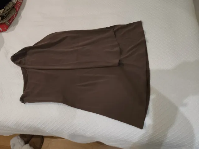 Vestido marrón asimétrico corto