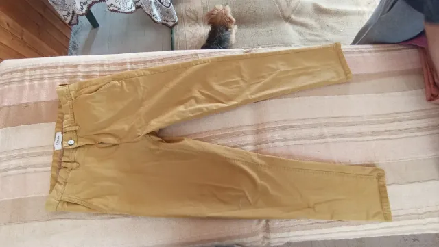 Pantalones chinos hombre mostaza