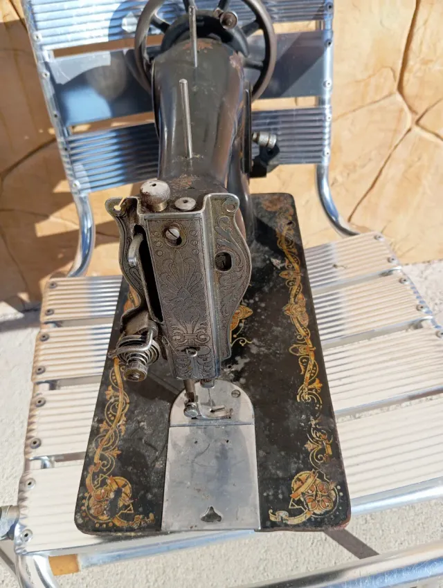 Máquina de coser antigua decorada