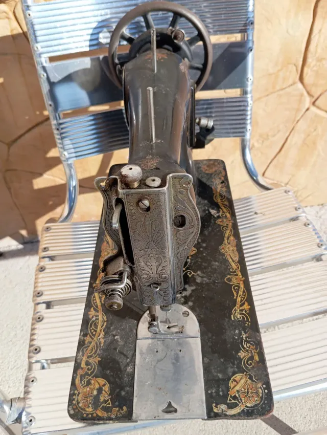 Máquina de coser antigua decorada