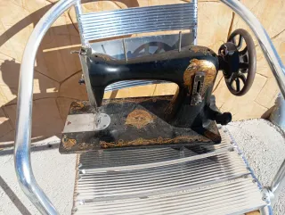 Máquina de coser antigua decorada