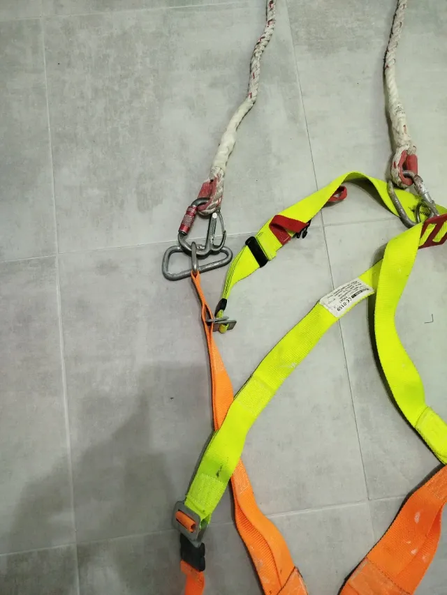 Arnés anticaída y equipo de amarre