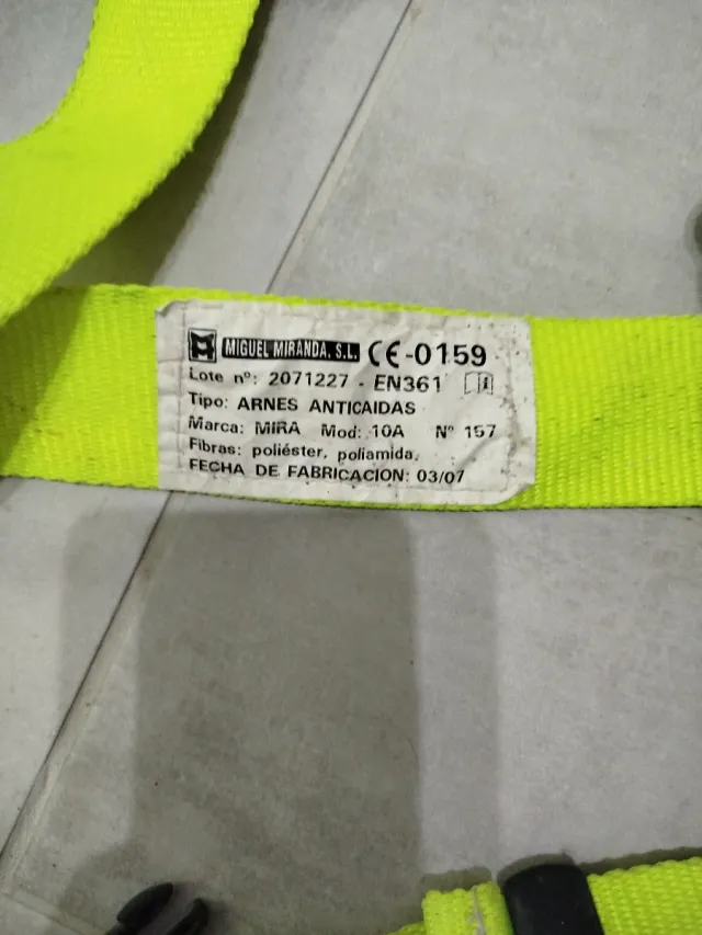 Arnés anticaída y equipo de amarre