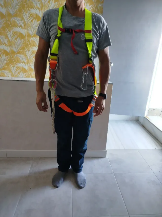 Arnés anticaída y equipo de amarre