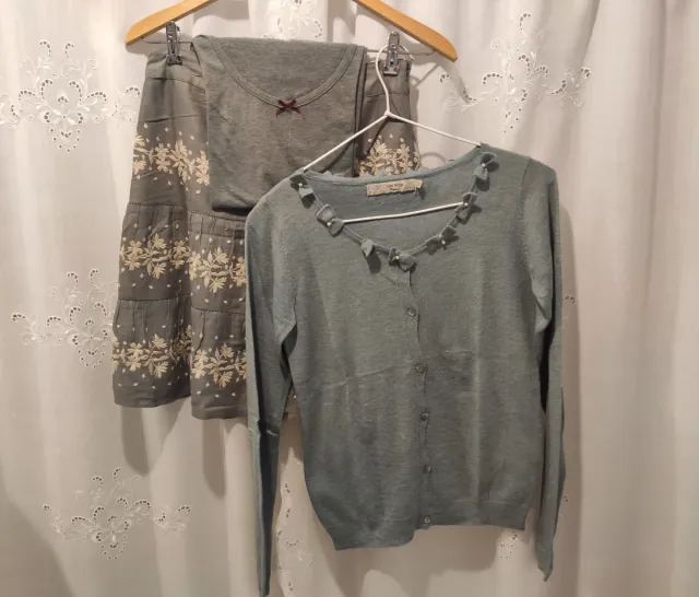 Conjunto azul grisáceo de chaqueta, falda y camise