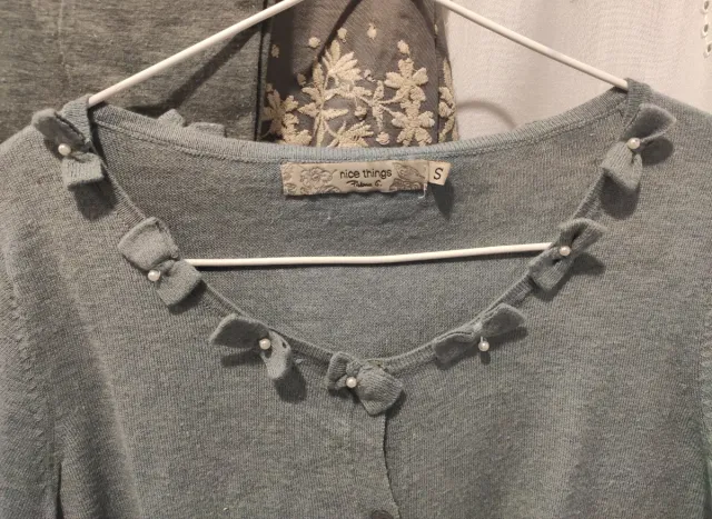 Conjunto azul grisáceo de chaqueta, falda y camise