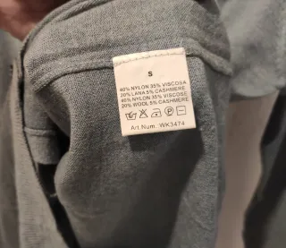 Conjunto azul grisáceo de chaqueta, falda y camise