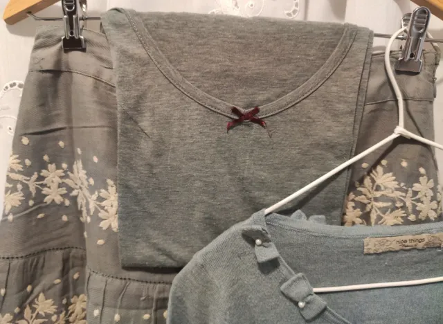 Conjunto azul grisáceo de chaqueta, falda y camise