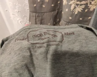 Conjunto azul grisáceo de chaqueta, falda y camise