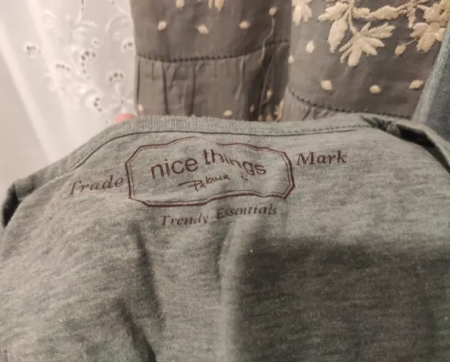 Conjunto azul grisáceo de chaqueta, falda y camise