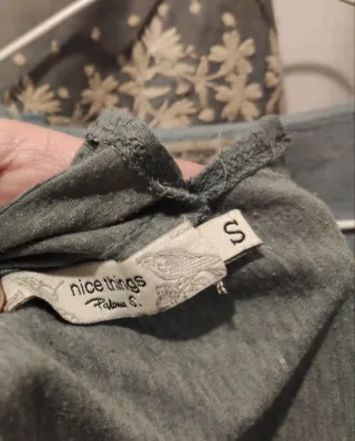 Conjunto azul grisáceo de chaqueta, falda y camise