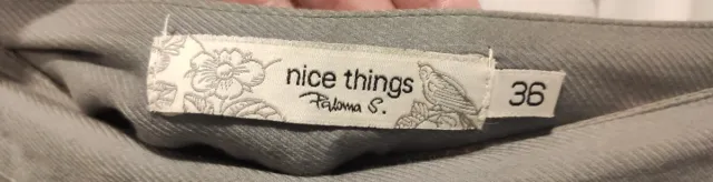 Conjunto azul grisáceo de chaqueta, falda y camise