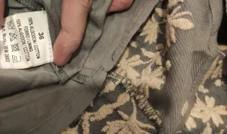 Conjunto azul grisáceo de chaqueta, falda y camise