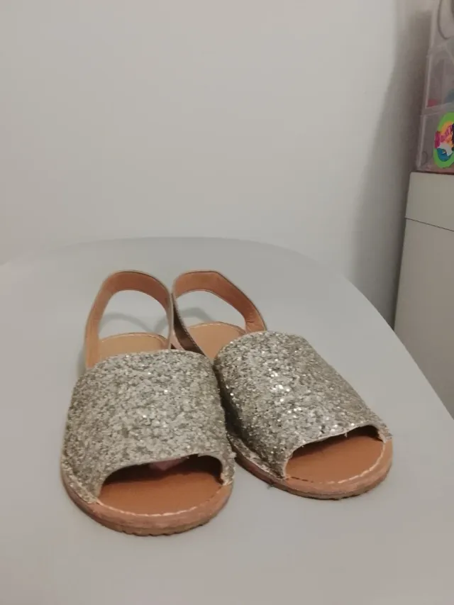 Sandalias plateadas con brillos Talla 37