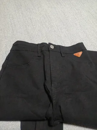 Pantalón pitillo negro