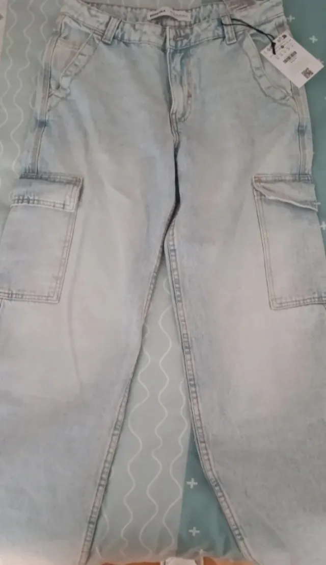 Pantalón cargo Bershka azul talla M