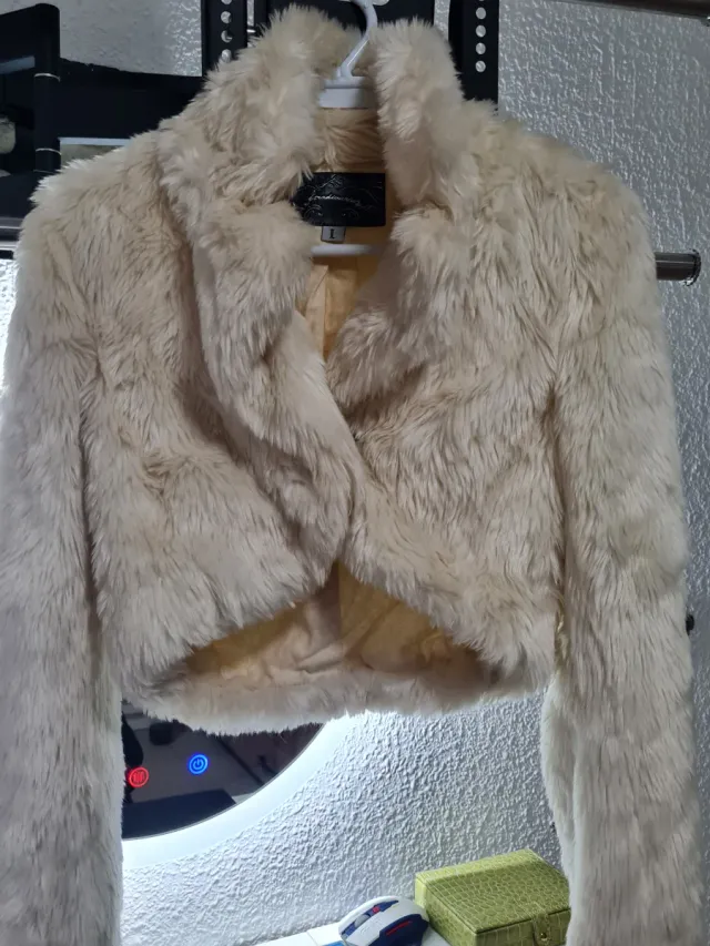 Chaqueta de pelo sintético blanca